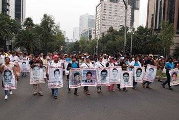 Manifestación en la Ciudad de México en protesta por la desaparición de los 43 estudiantes de Ayotzinapa (foto de archivo). 