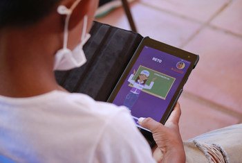 Un estudiante en La Guajira, Colombia, usa la aplicación O-lab para estudiar a distancia.