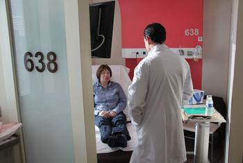 Una paciente de cáncer habla con su oncólogo en un hospital de Lyon, Francia (archivo).
