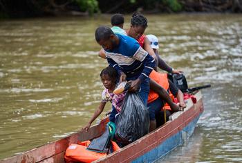 Una familia haitiana llega un centro temporal de recepción tras cruzar la selva del Darién.