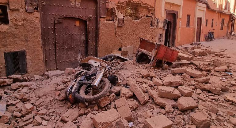 Escombros en las calles del casco antiguo de Marrakech tras el devastador terremoto.
