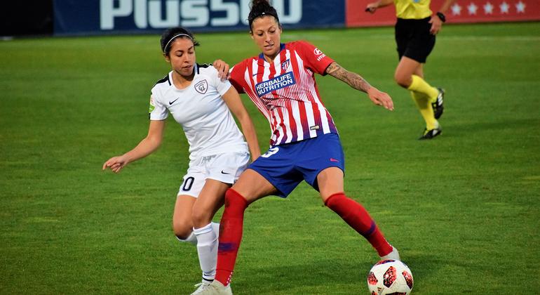 ARCHIVO: La futbolista española Jennifer Hermoso (derecha) juega con el Atlético de Madrid en 2018.