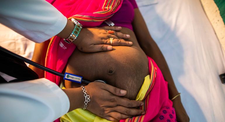 Examen prenatal a una mujer embarazada en un hospital de Muttuck, India.