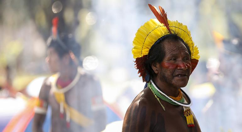 Indígenas de la etnia yanomami, en un campamento en Brasilia, capital de Brasil, en 2018.