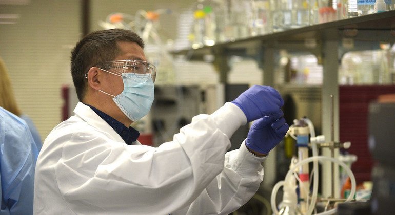 Un científico trabaja en la vacuna de Novavax contra el COVID-19
