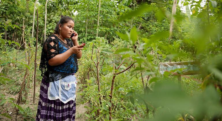 Una mujer habla por su celular en Guatemala.