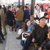 Refugiados en Goris (Armenia) esperan en un centro de distribución para recibir artículos domésticos. 