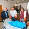 Jamie McGoldrick, el coordinador humanitario para Gaza, visita a un paciente en el hospital de Al Quds en la ciudad de Gaza.
