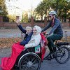 La gente mayor puede seguir disfrutando los paseos en bicicleta.