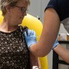 Una paciente recibe una dosis de la vacuna desarrollada por Oxford AstraZeneca en el Reino Unido