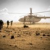 Fuerza de paz de la ONU regresan a su helicóptero después de un operativo en el poblado de Sobane Da en la región de Mopti, en Mali.