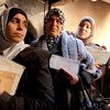 Mujeres palestinas en un centro de distribución de ayuda del OOPS en Damasco  