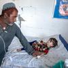 Una niña de un año es atendida en un centro de salud tras ser rescatada de los escombros en Paktika, Afganistán.