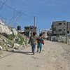 Niños caminan en la Franja de Gaza.