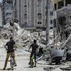 Un bloque de pisos en ruinas en la ciudad de Gaza tras un ataque aéreo israelí