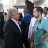 El Secretario General habla con personal médico en Nassau, capital de las islas Bahamas, en un centro de desplazados por el huracán Dorian.