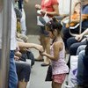 Kiara, una niña de cinco años, trabaja vendiendo baratijas en el metro de Buenos Aires desde hace dos años.