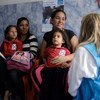 ARCHIVO:La directora de comunicación de UNICEF habla con una madre que ha llevado a su hija a un examen nutricional en una escuela a las afueras de Caracas, Venezuela