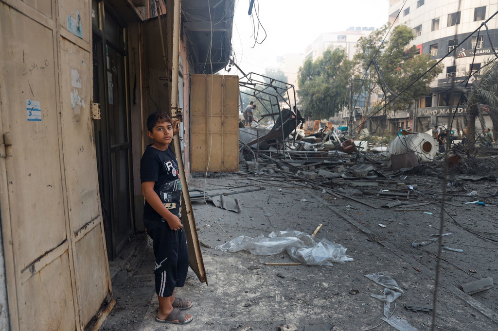 Un niño de once años se asoma a la puerta de su casa en Gaza.
