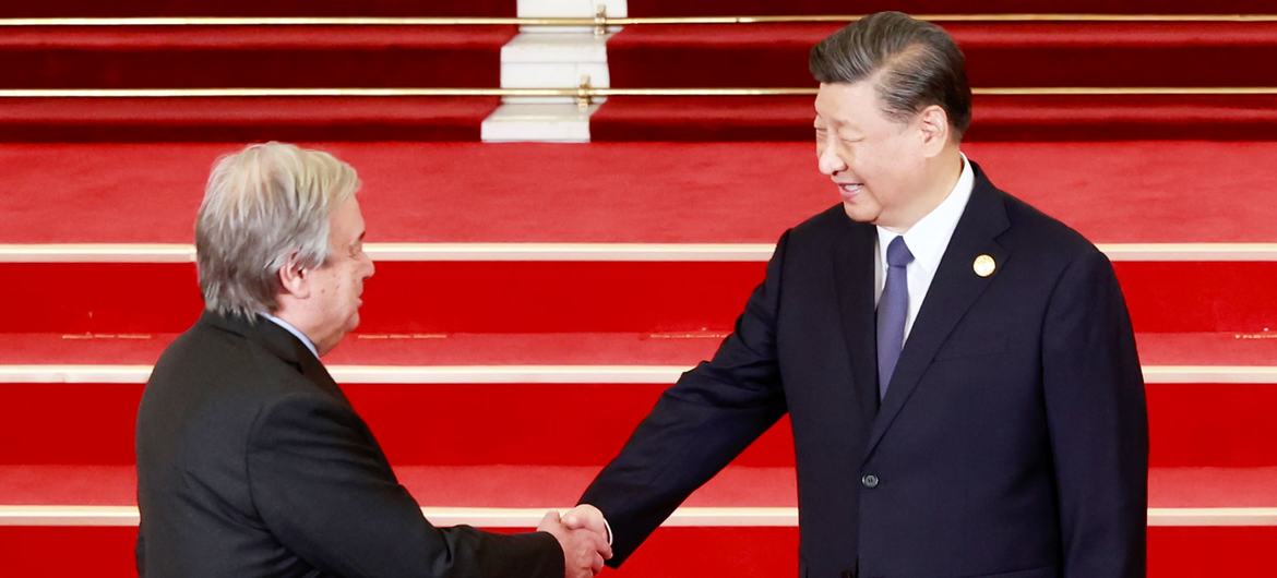 El Secretario General, António Guterres (izquierda), es recibido por Xi Jinping, presidente de la República Popular China, en el Gran Salón del Pueblo durante el Tercer Foro de la Nueva Ruta de la Seda en Beijing, China.