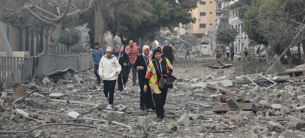 Unas familias huyen de su destrozado barrio, Tal al-Hawa, para buscar refugio en el sur de la franja de Gaza.