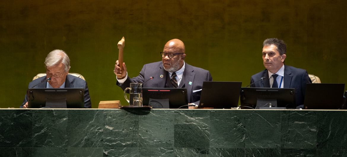 Dennis Francis (en el centro), presidente de la 78ª sesión de la Asamblea General de las Naciones Unidas, preside la apertura del Debate General.