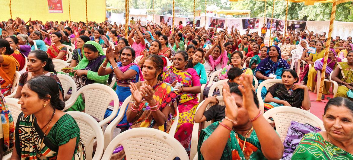 Mujeres líderes en una reunión en Gujarat, India occidental.