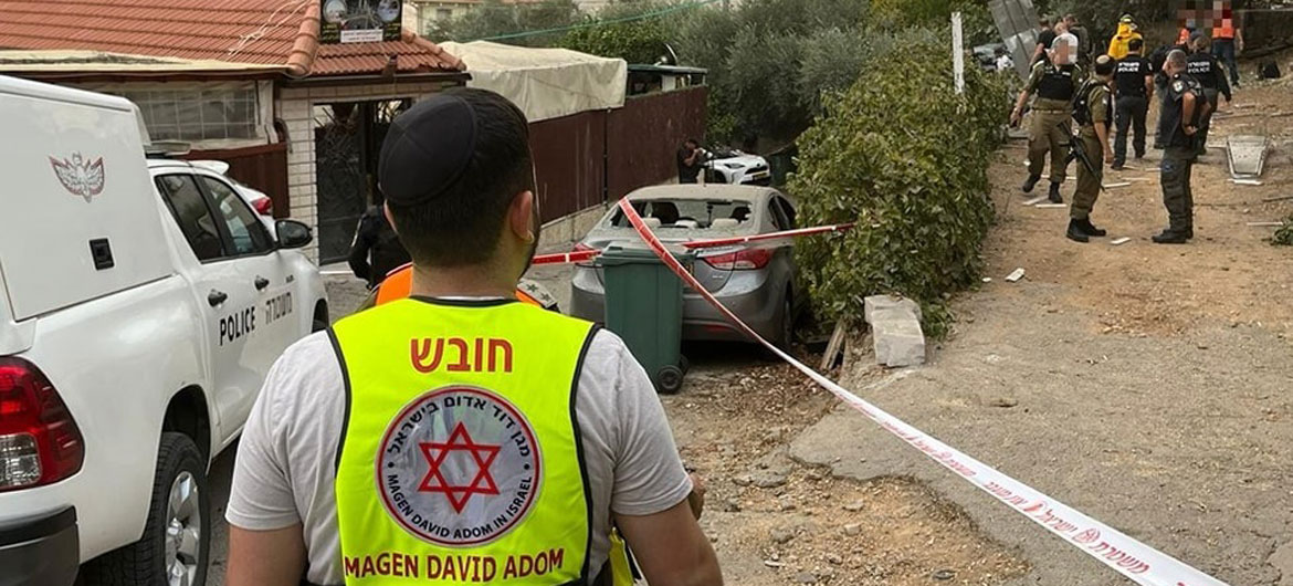 Los equipos de emergencia de Israel tienen que asistir a un niño de 10 años alcanzado por la metralla.