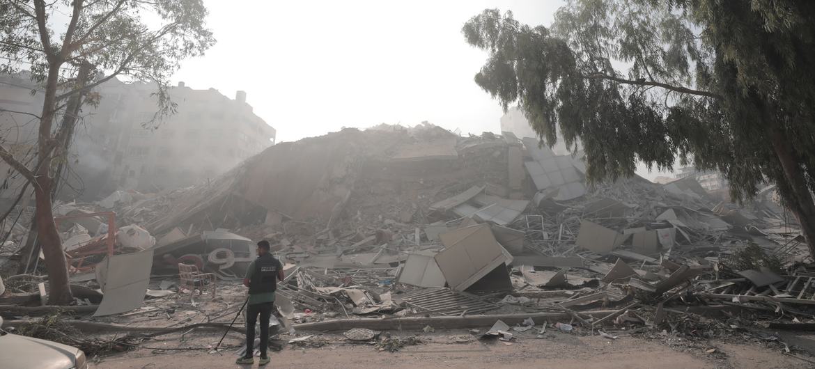 Un hombre mira un edificia destruido por los bombardeos israelíes a Gaza.
