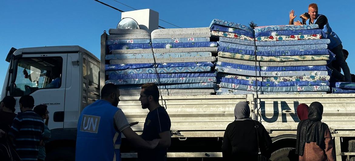 Un camión de la ONU entrega colchones en el sur de Gaza.
