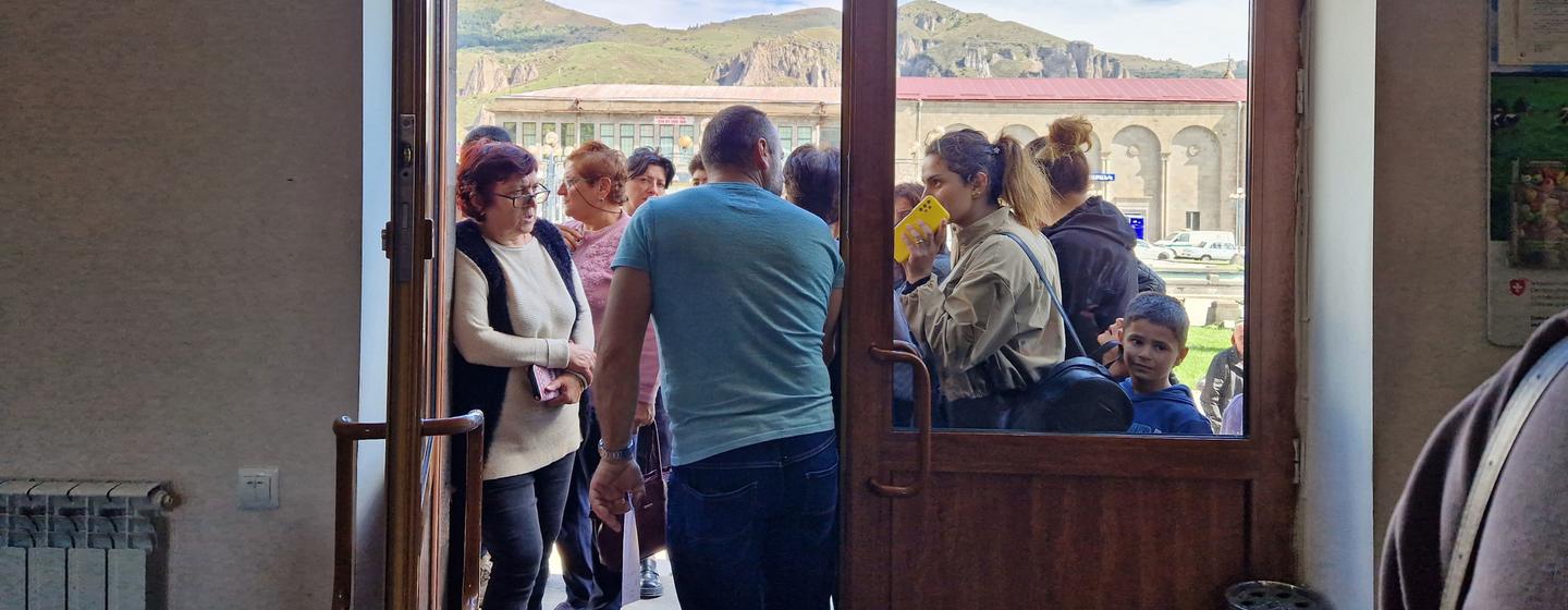 Personas que huyeron de Karabaj esperan para hablar con las autoridades locales de Goris, en Armenia.