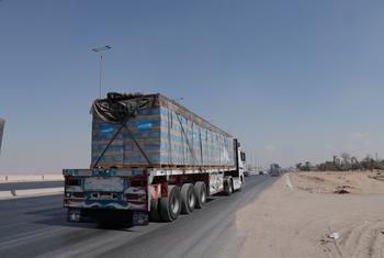 Camiones cargados de botellas de agua potable se dirigen a Al Arish, ciudad situada a unos 32 km al sur de la frontera con Gaza.