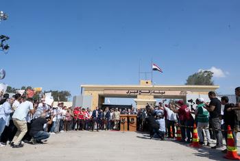 El Secretario General de la ONU, António Guterres, (en el podio a la izquierda) frente a la entrada a Gaza por el cruce de Rafah.