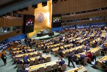 El Presidente de la Asamblea General de la ONU, Dennis Francis (en la pantalla), interviene en la reanudación de la 10ª Sesión Especial de Emergencia sobre la situación en los Territorios Palestinos Ocupados. 