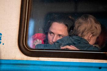 Una madre y su hijo en la estación de tren de Lviv en Ucrania