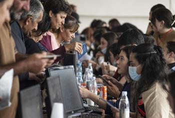 Refugiados registrándose tras llegar a Goris, Armenia.