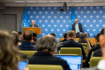 El Secretario General António Guterres (en el podio) informa a los periodistas sobre los últimos acontecimientos en Israel y los Territorios Palestinos Ocupado