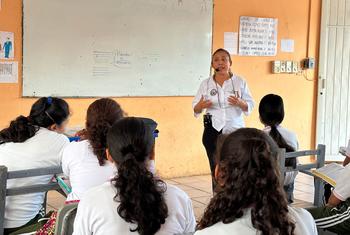 Cecilia del Carmen Real Magaña enseña español en una escuela secundaria de Tenosique, en Tabasco, México. La maestra afirma que convivir con los niños de diferentes nacionalidades permite fortalecer el aprendizaje e intercambiar sobre culturas y ser más …