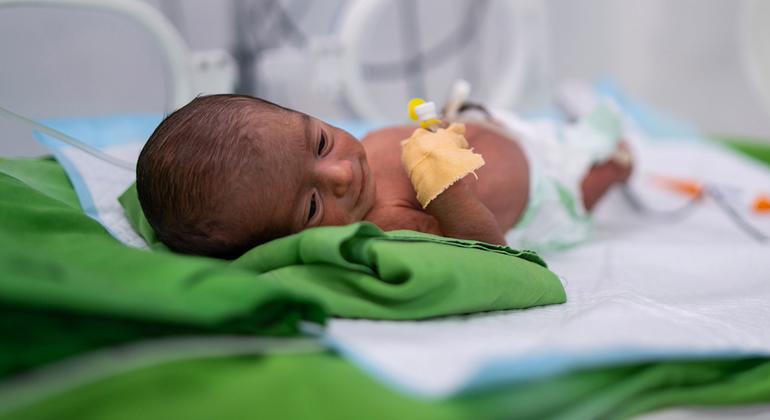 Un bebé prematuro recibe cuidados en un hospital de la ciudad yemení de Al-Mukalla. 