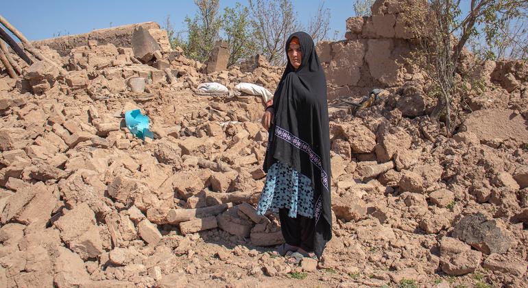 Una mujer observa las ruinas de su casa destruida por el terremoto en la provincia de Herat, Afganistán.