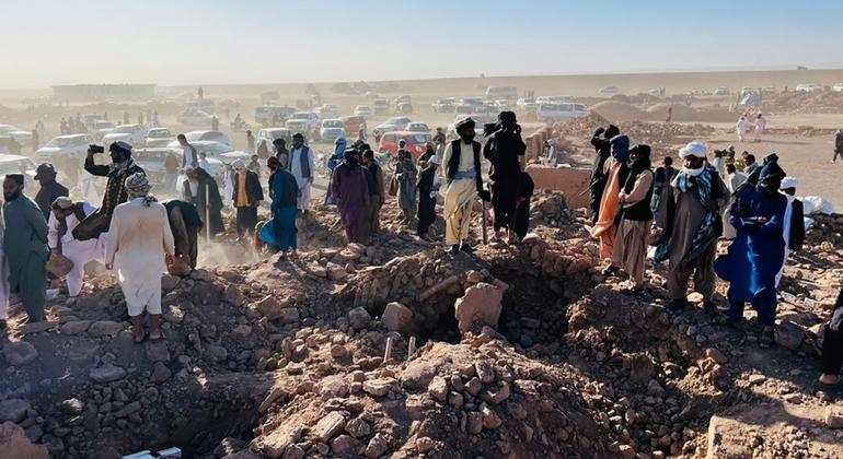 Los rescatistas buscan sobrevivientes atrapados entre los escombros luego del terremoto en Herat, Afganistán.