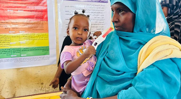 Unas madres llevan a sus hijos a una revisión nutricional en una clínica móvil del estado de Kassala, Sudán.