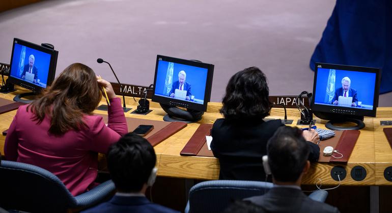 El coordinador especial de la ONU para el Proceso de Paz en Oriente Medio, Tor Wennesland (en la pantalla), informa al Consejo de Seguridad de la ONU reunido en agosto sobre la situación en la región, incluida la cuestión palestina. (archivo)