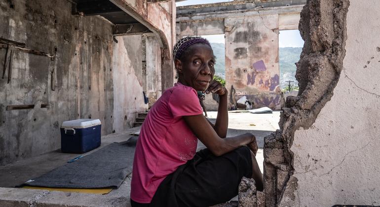 Una mujer haitiana desplazada sentada en el tejado del teatro Rex Medina, en el centro de Puerto Príncipe.
